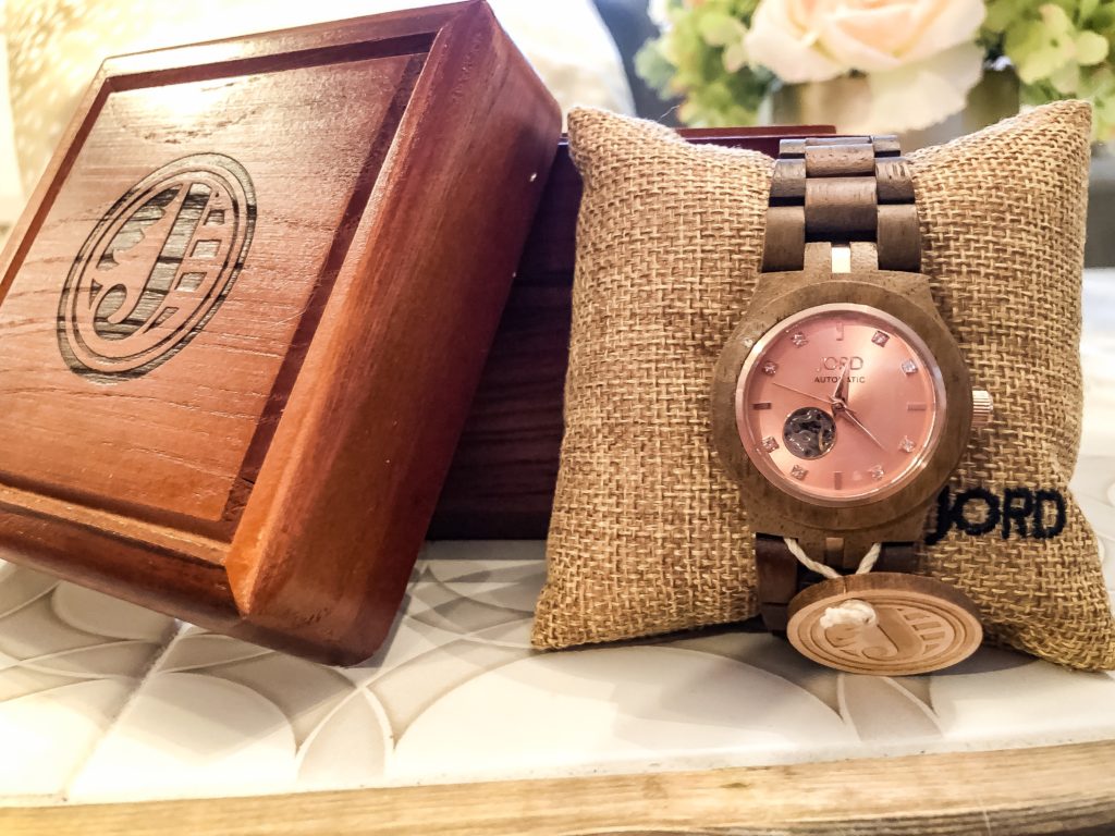 The modern farmhouse style shouldn't just be for home decor!  Add a little bit of the modern farmhouse style to your wardrobe with JORD wood watches! 